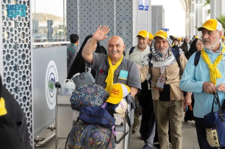 رحلة حجاج إيرانيين تنطلق من المدينة المنورة إلى “عرعر” لاستكمال عودتهم للوطن