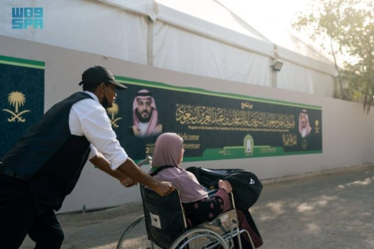 رعاية شاملة وخدمات متواصلة لضيوف برنامج خادم الحرمين في عرفات