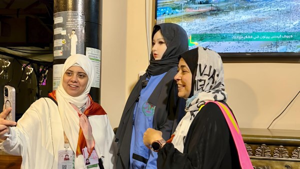 روبوتات ذكية ترحب بحجاج الـ5 نجوم في مشعر منى
تنافس التكنولوجيا في خدمات الحج مع نواف ونورة
تجربة تكنولوجية جديدة لحجاج الـ5 نجوم في مشعر منى