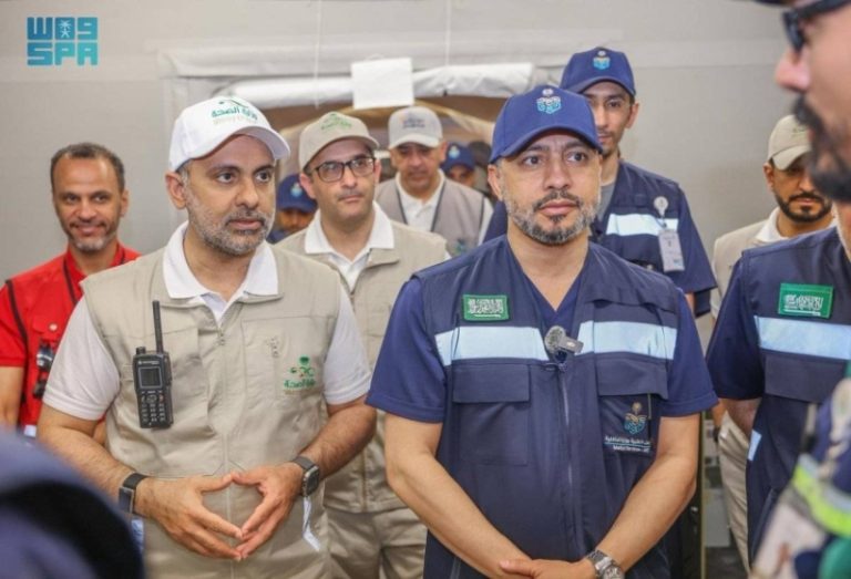 زيارة ميدانية لوزير الصحة في مستشفى الخدمات الطبية بعرفات