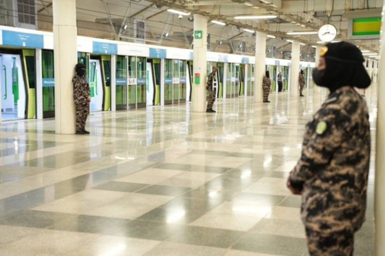 سيدات الأمن يساهمن في إدارة الحشود