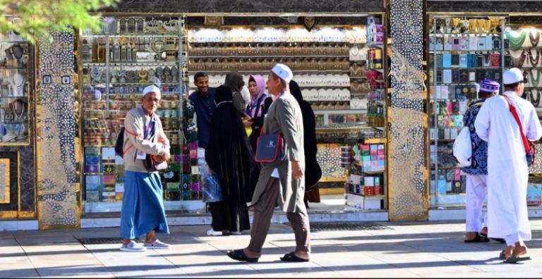 ضيوف الرحمن ينتهي زيارتهم للمدينة المنورة بالتسوّق للهدايا التذكارية