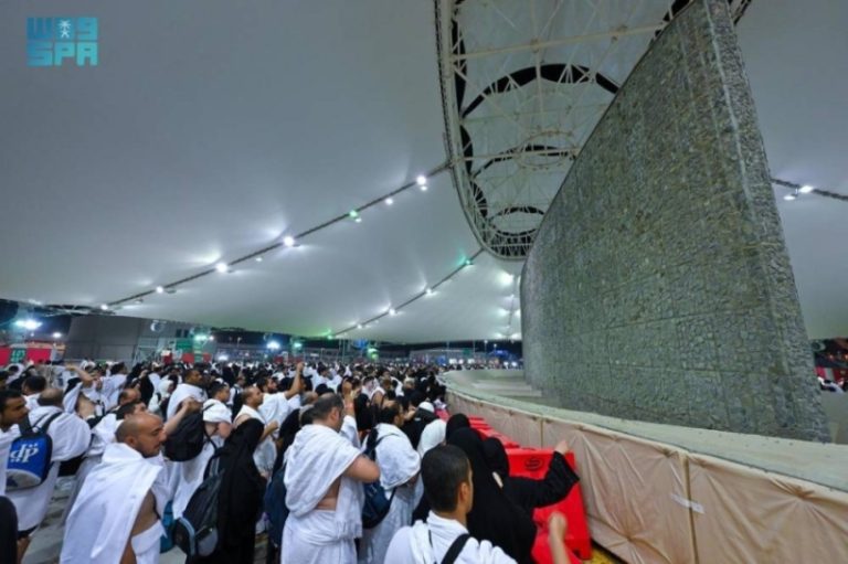 ضيوف الرحمن ينجحون برمي جمرة العقبة الكبرى في نظام تشغيل متكامل