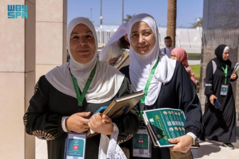 ضيوف “برنامج خادم الحرمين الشريفين للحج” يتفقدون مُجمّع طباعة المصحف الشريف بالمدينة المنورة
براعم الحج يزورون مُجمّع طباعة المصحف الشريف بالمدينة المنورة
زوار “برنامج خادم الحرمين الشريفين للحج” يقومون بجولة في مُجمّع طباعة المصحف الشريف بالمدينة المنورة