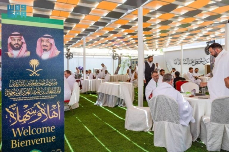 ضيوف برنامج خادم الحرمين الشريفين يشيدون بيوم عرفة كحدث خالٍ وشاهد على عناية المملكة بضيوف الرحمن