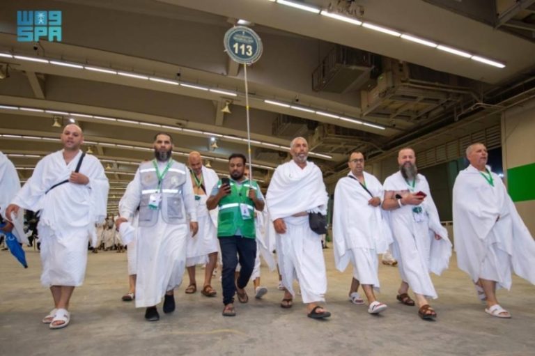 ضيوف خادم الحرمين الشريفين للحج يصلون إلى مشعر منى لرمي جمرة العقبة