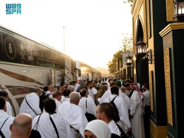 ضيوف خادم الحرمين يتوجهون لمشعر عرفات وسط أجواء إيمانية وخدمات متكاملة
الحجاج يستقرون في مشعر عرفات بأجواء روحانية وخدمات متميزة
حجاج بيت الله الحرام يستقبلون أجواء عرفات بخدمات شاملة وإيمانية
خدمة الحجاج تتجلى في مشعر عرفات مع أجواء إيمانية رائعة
ضيوف الرحمن يصلون إلى عرفات وسط أجواء روحانية وخدمات استثنائية