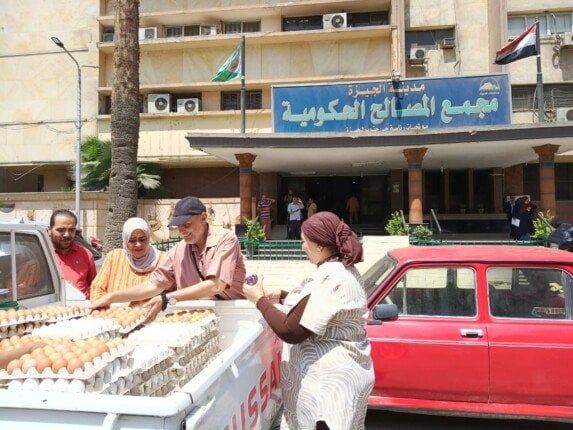 طرح منافذ متنقلة لبيع البيض البلدي والأسماك بأسعار مخفضة