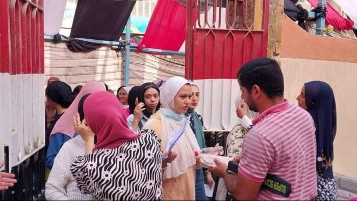 طلاب الثانوية العامة يتوافدون على اللجان لأداء امتحان اللغة الثانية