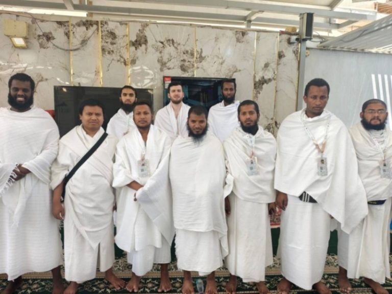 طلاب جامعة أم القرى يؤدون فريضة الحج بتمويل دولي