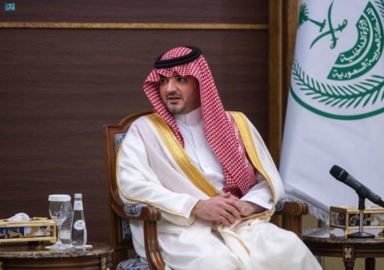عبدالعزيز بن سعود يعبر عن تقديره لدور الإدارة العامة للتوجيه والإرشاد بوزارة الداخلية