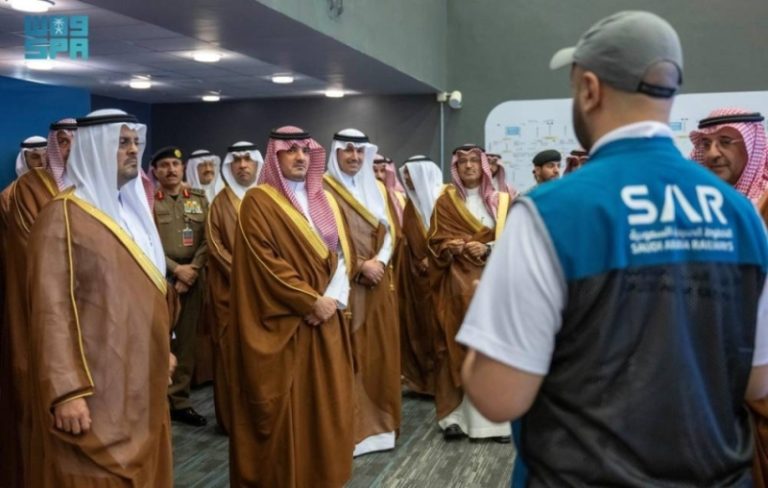 عبدالعزيز بن سعود يواصل متابعة سير العمل في مركز العمليات والتحكم بقطار المشاعر المقدسة بعرفات