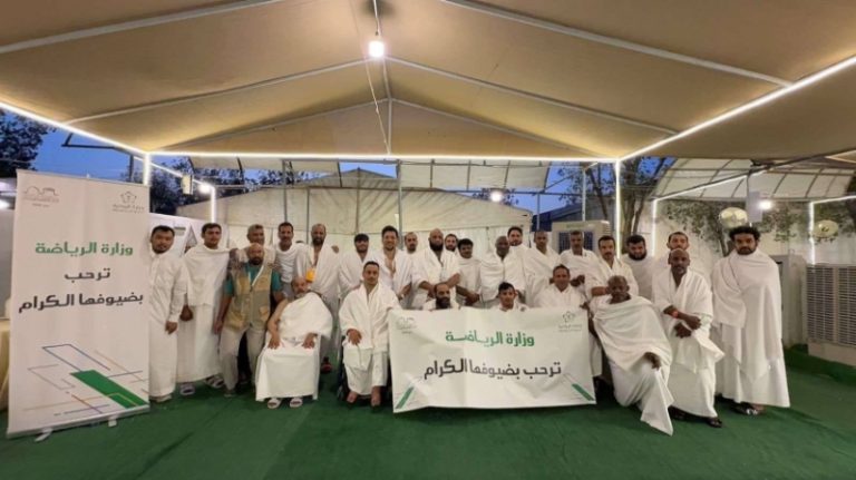 عدد من الرياضيين يتحجون في موسم حج هذا العام
