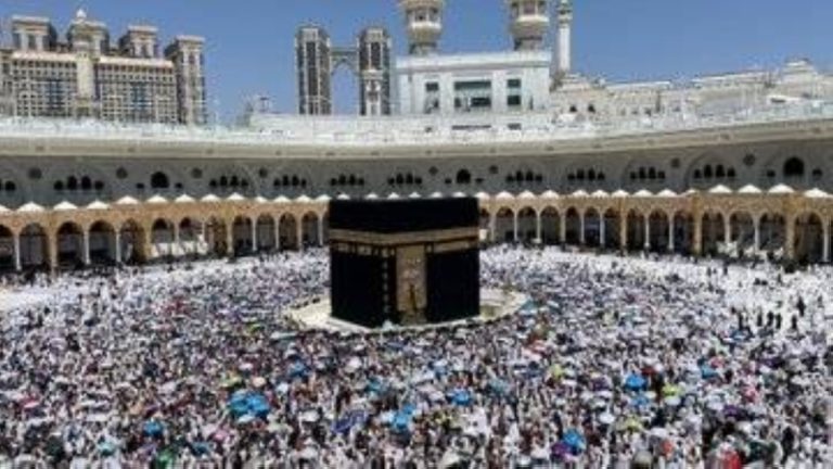 عناية شاملة بسجاد المسجد النبوي لضمان راحة المصلين