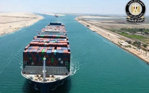 عودة السفن العملاقة.. عبور سفينة الحاويات «CMA CGM OSIRIS» لقناة السويس