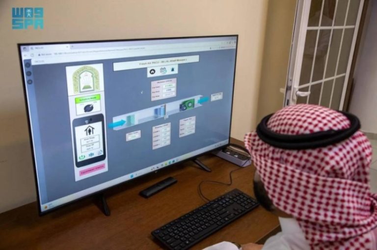 غرفة تحكم مركزية تدير أنظمة التكييف والتهوية في مسجدي الخيف ونمرة
