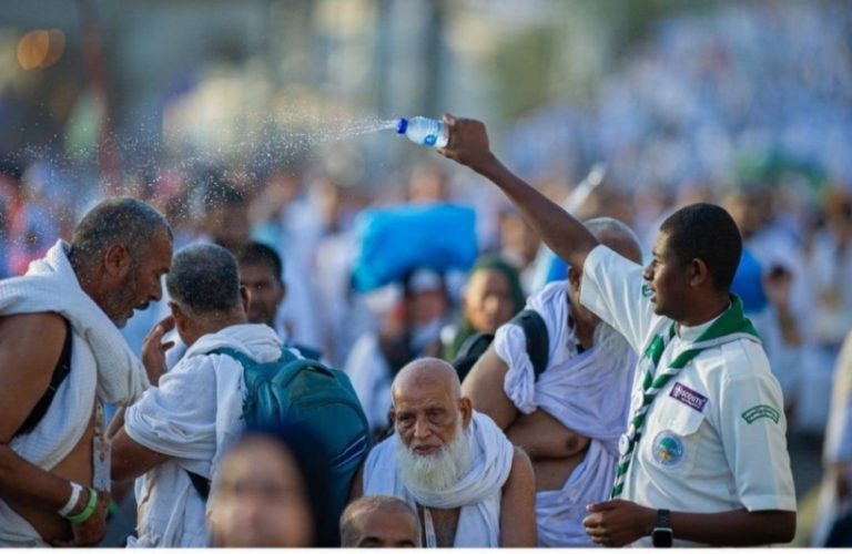 فتية الكشافة يُدخِلُون الرحمة على الحجيج بأجواءٍ إنسانية