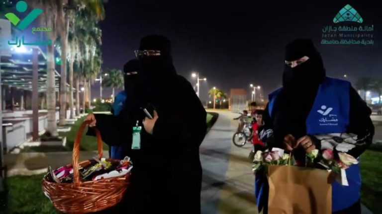 “فرحة العيد تزدهر” في صامطة بالورود والهدايا