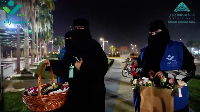 “فرحة العيد تزدهر” في صامطة بالورود والهدايا