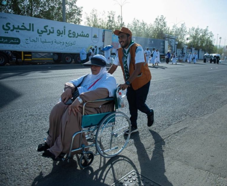 فِتية الكشافة يتألقون من عرفات رمز العطاء
