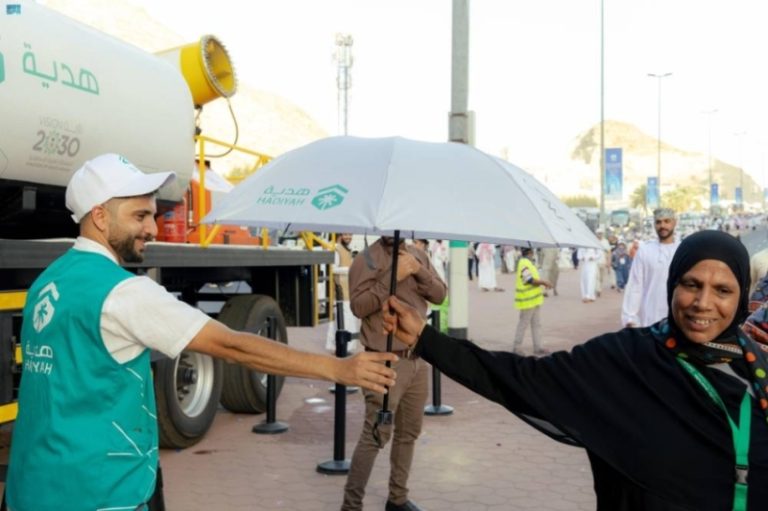 قاطرة هدية تقدم 40 ألف هدية لتوديع حجاج بيت الله الحرام