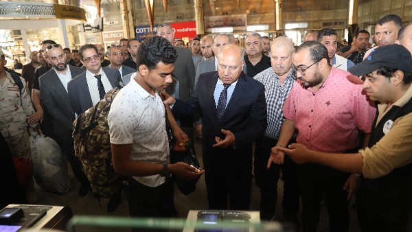 كسر زجاج قطار | كامل الوزير يكتشف التلفيات أثناء جولة بمحطة رمسيس