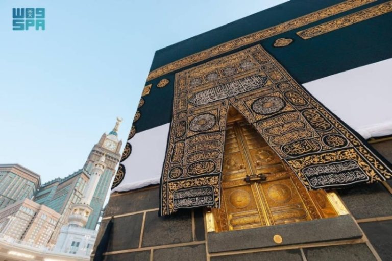 كسوة الكعبة تُرفع استعدادًا لموسم الحج