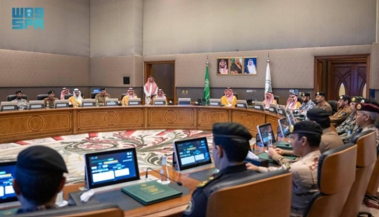 لقاء الأمير عبدالعزيز بن سعود مع القيادات الأمنية والعسكرية في مهمة حج 2023