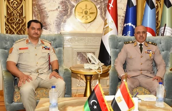 لقاء مثير بين الفريق أحمد خليفة ورئيس أركان القوات البرية الليبية