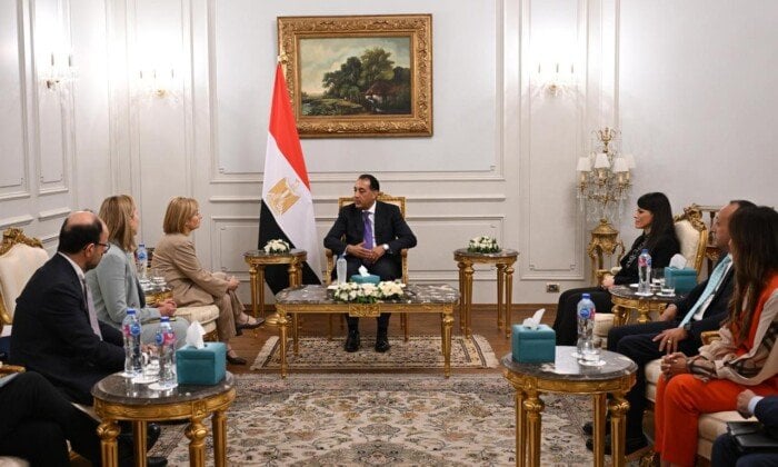 لقاء مثير بين رئيس الوزراء ونائب رئيس بنك الاستثمار الأوروبي
