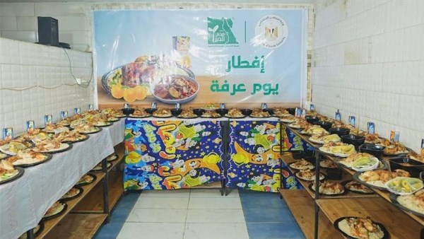 مائدة إفطار جماعي لـ70 ألف صائم في 25 محافظة
إفطار يوم عرفة يستقطب 70 ألف صائم في 25 محافظة
تنظم التضامن إفطار جماعي لـ70 ألف صائم في يوم عرفة
التضامن ومؤسسة مصر الخير يطلقان إفطار يوم عرفة لـ70 ألف صائم