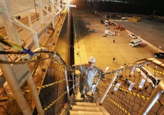 متابعة تجهيز سفينة التغييز Energos Power بميناء الإسكندرية من قبل وزير البترول