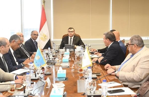 متابعة حثيثة من وزير الإسكان لمحطات تحلية مياه البحر بالساحل الشمالي الغربي