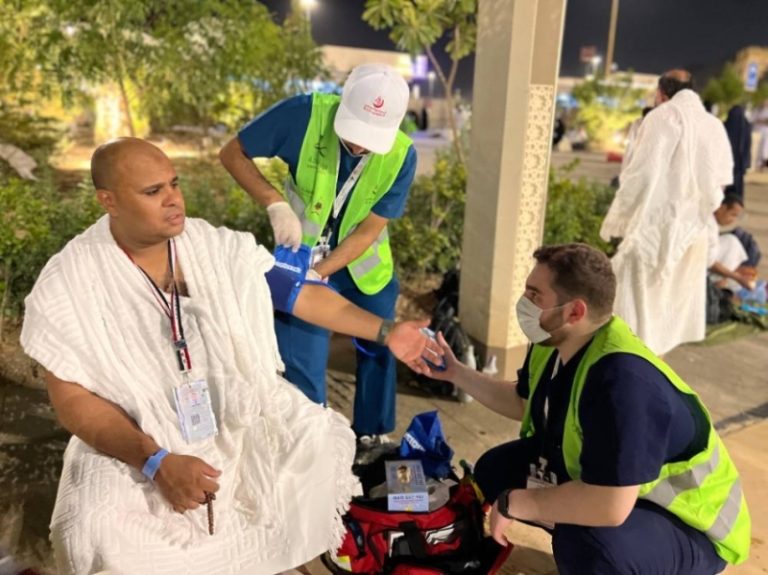 متطوعو الصحة يكسبون دعوات الحجاج ومهارات الميدان