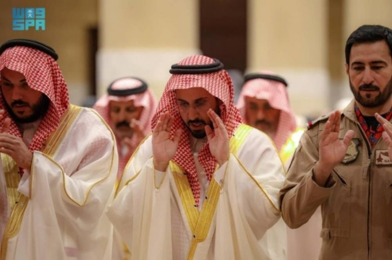 محافظ الخرج يشارك جموع المصلين في صلاة عيد الأضحى