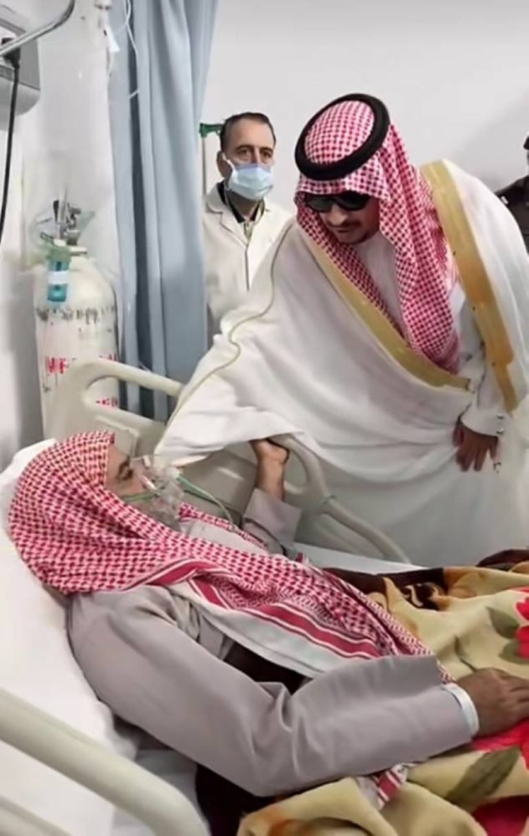 محافظ الخرمة يهنئ المرضى المنومين بعيد الأضحى