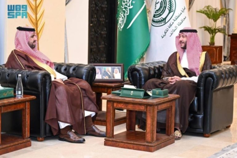 محافظ الطائف يستعرض تقرير إدارة المساجد والخدمات المقدمة لضيوف الرحمن