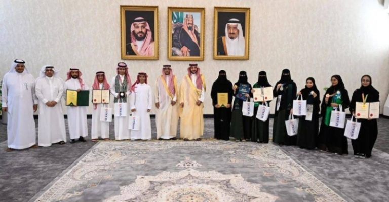 محافظ الطائف يكرم الطلاب الفائزين بجوائز دولية في معرض “ITEX” 2025