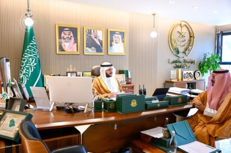 محافظ الطائف يناقش مع مديري المدن الصحية ومراكز الأحياء
