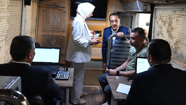 مدبولي يزور قافلة خدمية في البحيرة
مدبولي يستكشف سيارات القوافل الخدمية بالبحيرة
تفقد مدبولي القافلة الخدمية المتنقلة في البحيرة
رئيس الوزراء مدبولي يتابع خدمات القوافل بالبحيرة
زيارة مدبولي لسيارات القوافل الخدمية في البحيرة