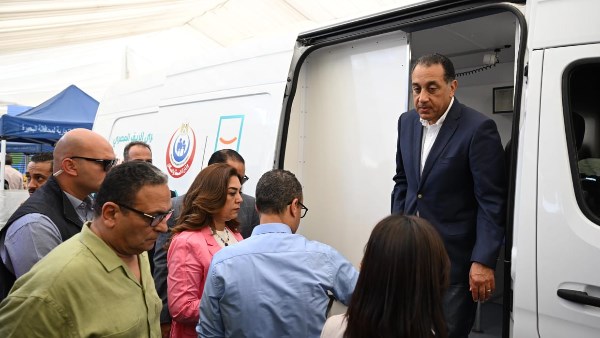 مدبولي يزور وحدة تدريب متنقلة لخدمة المرأة بالبحيرة