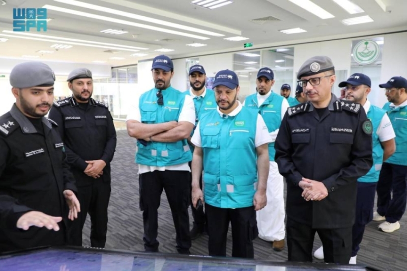 مساعد الوزير يقوم بجولة في مركز العمليات الأمنية الموحدة (911) بمكة المكرمة
