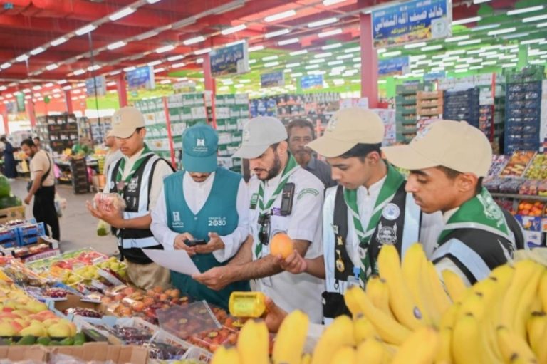 مساندة الكشافة للتجارة في مراقبة الأسعار بمكة والمشاعر