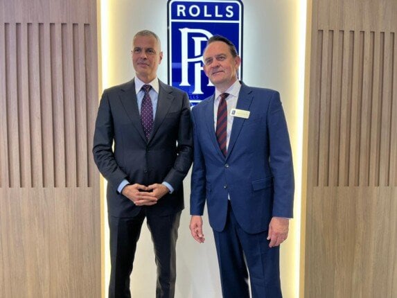 مصر للطيران تعزز شراكتها مع Rolls-Royce بصفقة جديدة لشراء 12 محركاً إضافياً