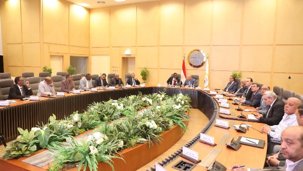 مصر والسودان تعززان التعاون في مشروعات النقل والبنية التحتية