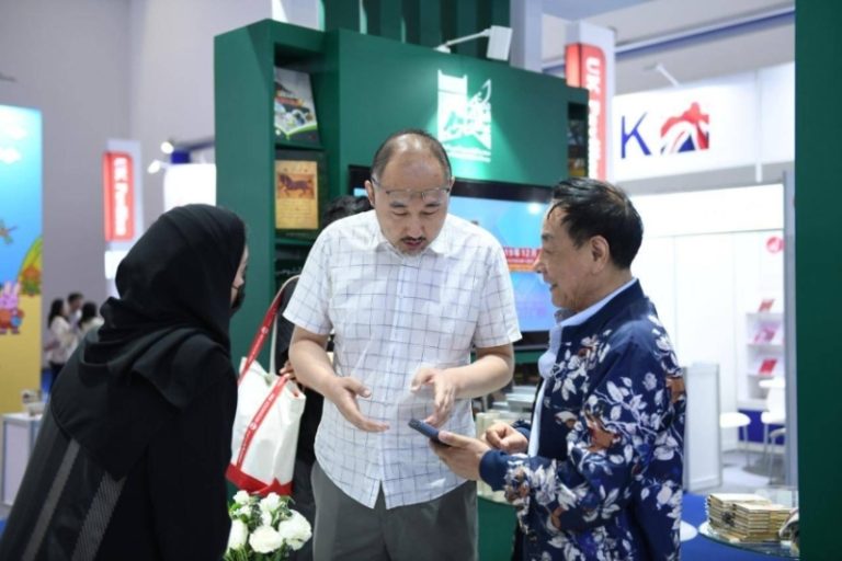 مكتبة الملك عبدالعزيز تنشر كتابين مترجمين إلى اللغة الصينية