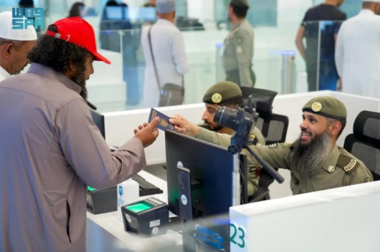 منفذ حالة عمار يستكمل إجراءات مغادرة ضيوف الرحمن بعد أداء مناسك الحج