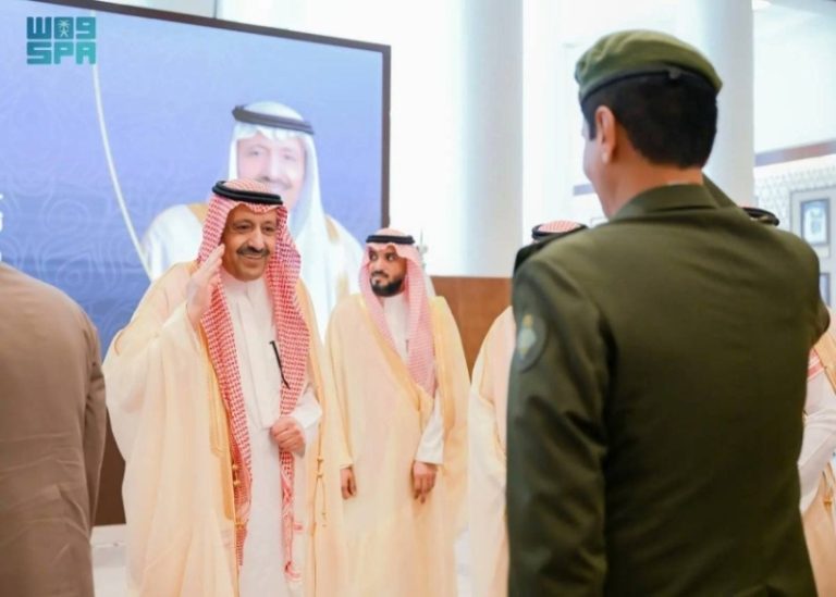 مهنئون يحيطون بأمير الباحة في عيد الأضحى