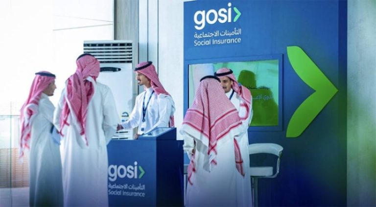 موظفون جدد يستعدون لزيادة استقطاع التقاعد بعد غد