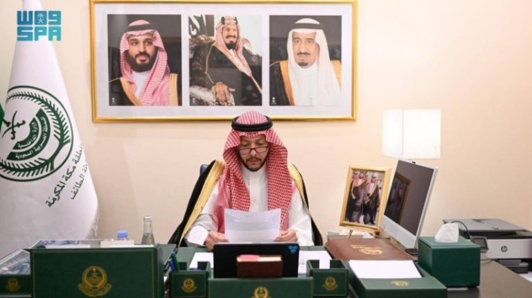 مُحافظ الطائف يستعرض مبادرات الصيف ومشروعات الطرق